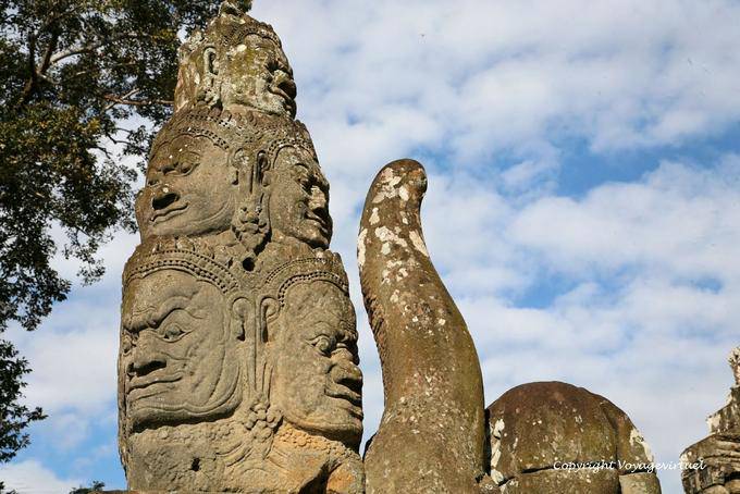 Pila di teste che tengono la coda del serpente favoloso, naga, fossato, Angkor Thom, Angkor, Cambogia