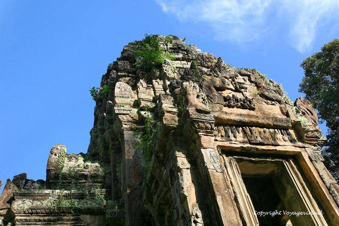 Top of torre santuario intagliato con Siva e immagini Vishnuites, Thommanon, Angkor, Cambogia