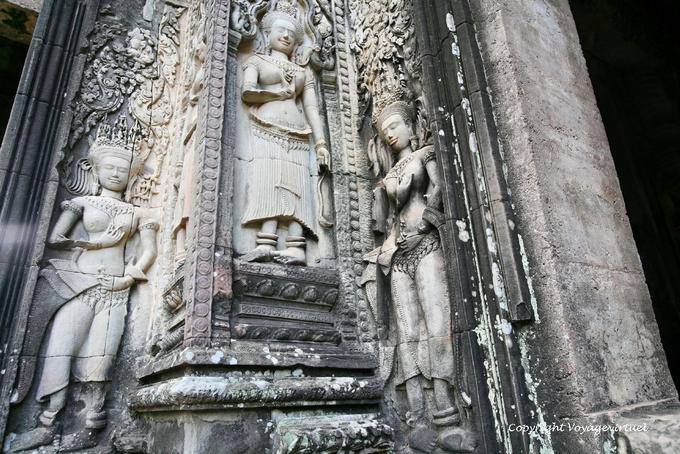 Femminile Devatas con diversi tipi di sampot, Thommanon, Angkor, Cambogia