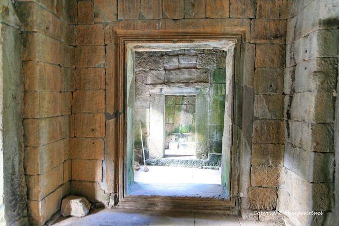Gioco di pietra e di luce all'interno Prasat Thommanon, Angkor, Cambogia