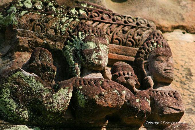 Focus su piccoli busti femminili, Thommanon, Angkor, Cambogia