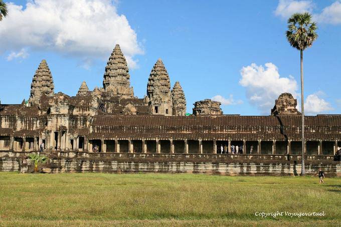 Tra il primo e il secondo contenitore, da sud, Angkor Wat, Angkor, Cambogia