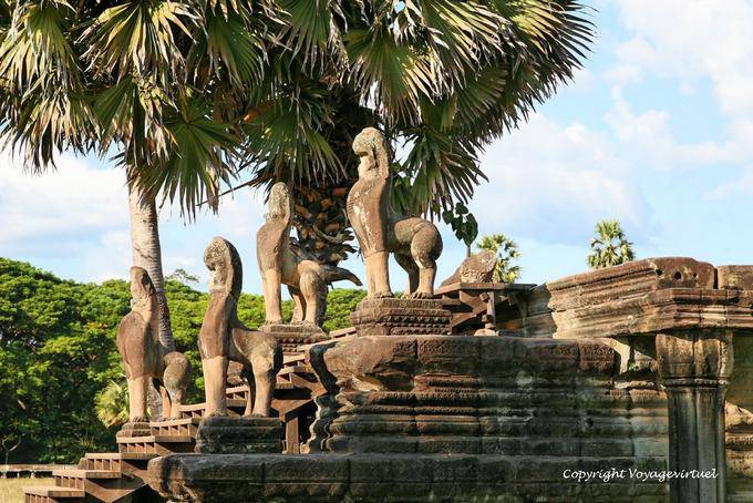 Leoni stilizzati, scale laterali sud, Angkor Wat, Angkor, Cambogia