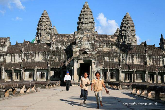 Bambini che corrono sulla strada, secondo recinto, Angkor Wat, Angkor, Cambogia