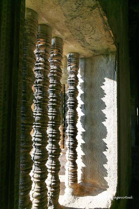 Balaustre in legno tornito dalla galleria occidentale, Angkor Wat, Angkor, Cambogia