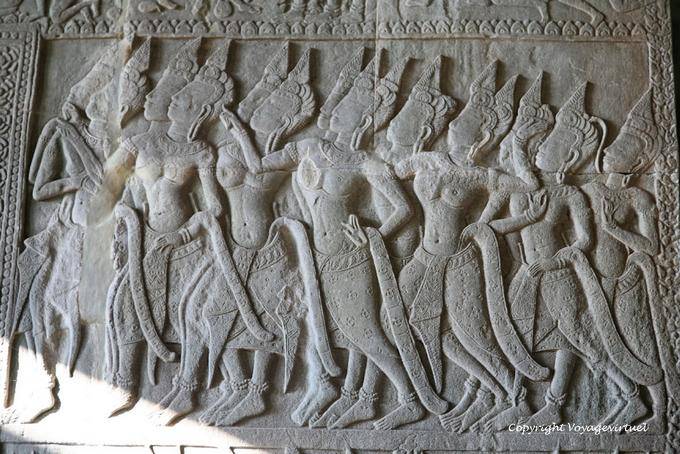 Sfilata di apsaras con campane caviglia, bassorilievo, Angkor Wat, Angkor, Cambogia