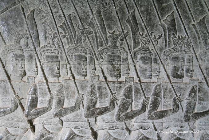 Soldati in marcia con teste di animali sui loro caschi, Angkor Wat, Angkor, Cambogia