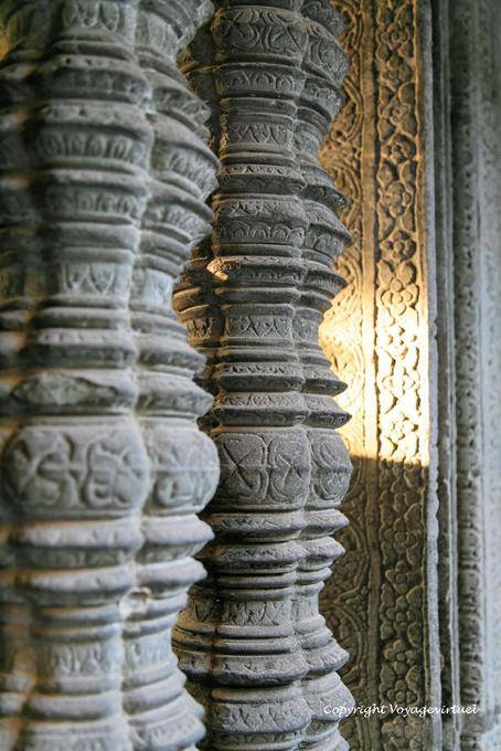 Pietra scolpita colonnine attraverso una finestra, Angkor Wat, Angkor, Cambogia