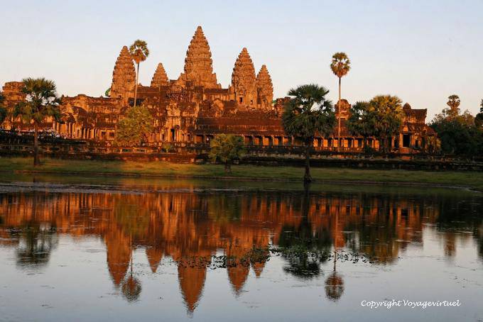 Angkor Wat da una riflessione serata incandescente in uno stagno, Angkor, Cambogia