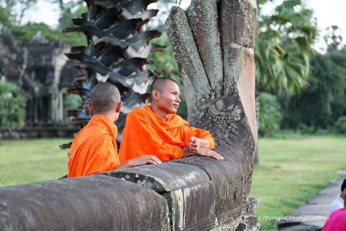 Daydreaming monaci su una rampa naga-off, Angkor Wat, Angkor, Cambogia