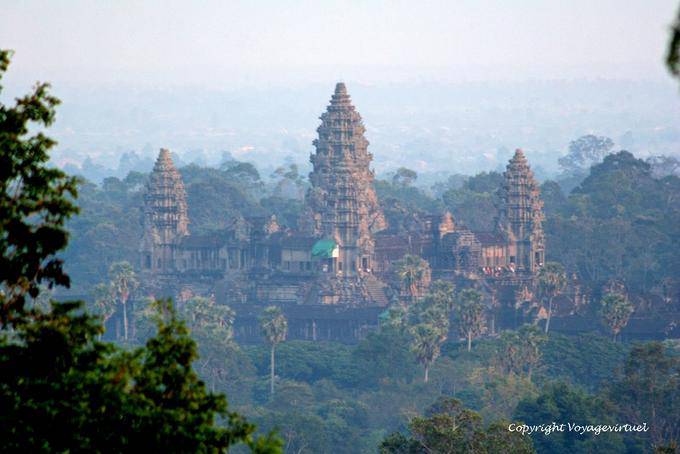 Angkor Wat in vista nebbia dalla cima del Phnom Bakheng, Angkor, Cambogia