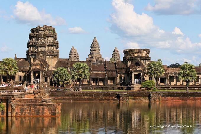 Panorama del Gopuram e il sito da un fossato, Angkor Wat, Angkor, Cambogia