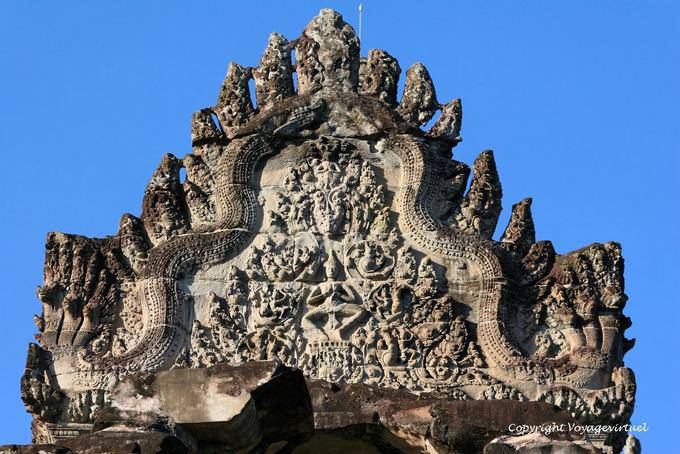 Frontone intagliato con un naga torre, Angkor Wat, Angkor, Cambogia