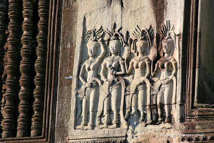 Asparas forza sulla parte esterna di una galleria, Angkor Wat, Angkor, Cambogia