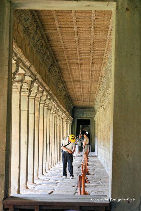Una delle gallerie che circondano il santuario, Angkor Wat, Angkor, Cambogia