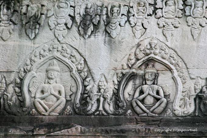 Medaglioni di preghiera sul muro, Angkor Wat, Angkor, Cambogia