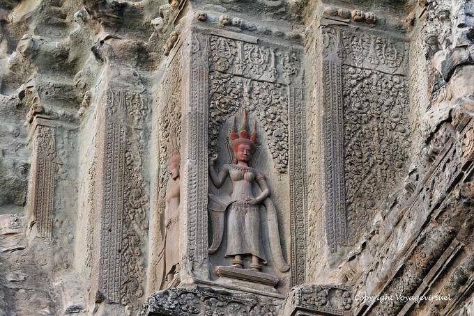 Testa rossa Aspara su una delle torri, Angkor Wat, Angkor, Cambogia