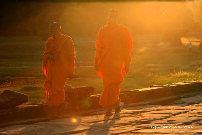 Monaci che camminano nel tramonto, Angkor Wat, Angkor, Cambogia