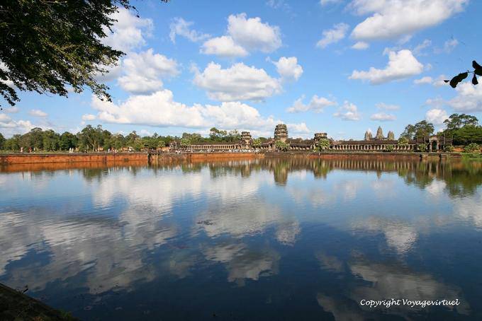 Nuvole e cielo blu riflette nella grande fossato di Angkor Wat, Angkor, Cambogia
