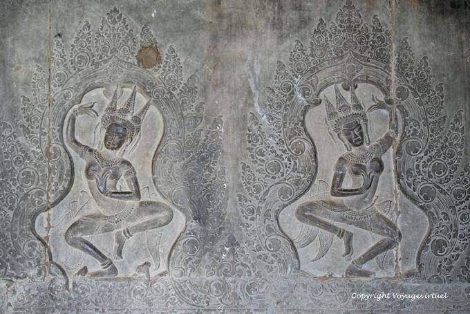 Ballerini in rilievo in nicchie decorate con fregi, Angkor Wat, Angkor, Cambogia