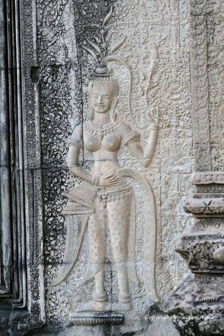 Toccando un apsara topless per portare buona fortuna, Angkor Wat, Angkor, Cambogia