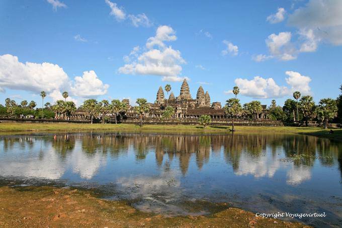 Panoramico di Angkor Wat riflette in uno stagno, Angkor, Cambogia
