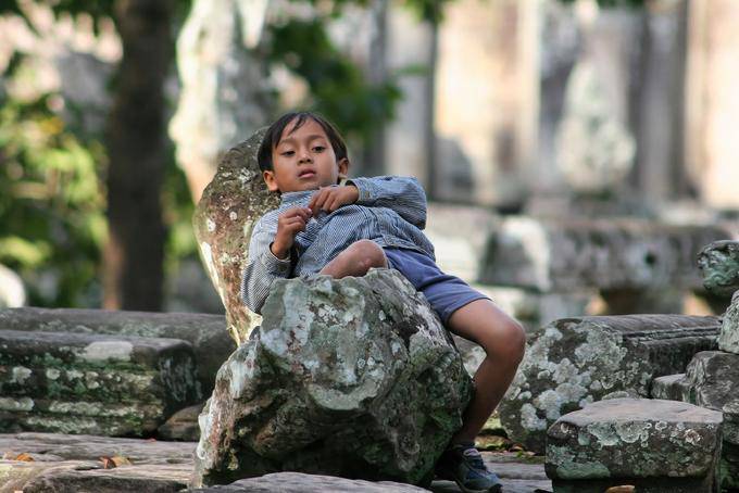 Bambino seduto Bayon Angkor Thom, Angkor, Cambogia