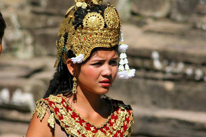 Ragazza in costume Bayon Angkor Thom, Angkor, Cambogia