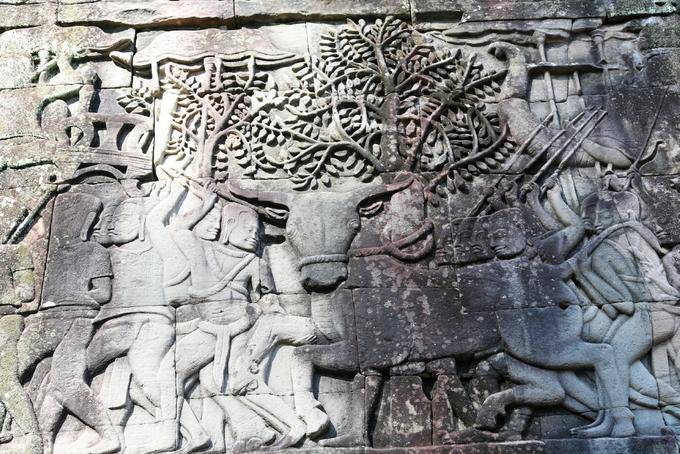 Battaglia sotto l'albero della vita Bayon Angkor Thom, Angkor, Cambogia