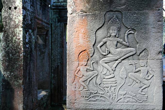 Ballerini con loto Bayon Angkor Thom, Angkor, Cambogia
