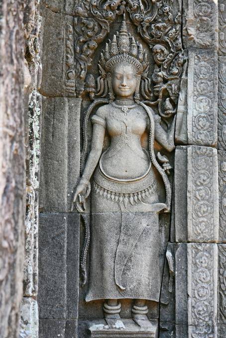 Devata scolpito su un pilastro del gopura orientale Bayon Angkor Thom, Angkor, Cambogia