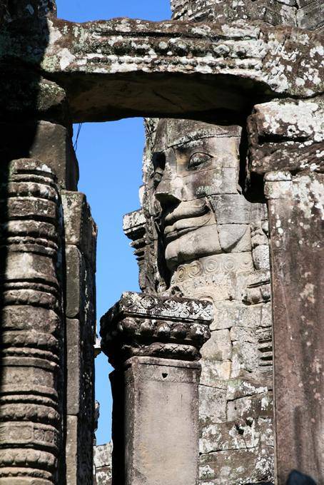 Sorriso minerale tra le colonne e architrave, Bayon, Angkor Thom, Angkor, Cambogia