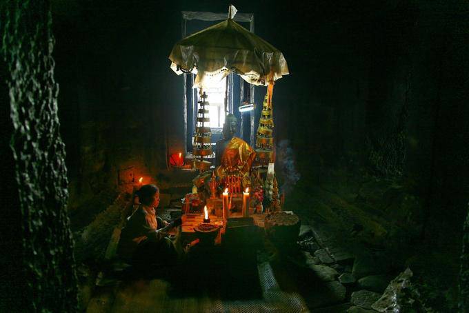 La preghiera nella cella del santuario, Bayon, Angkor Thom, Angkor, Cambogia