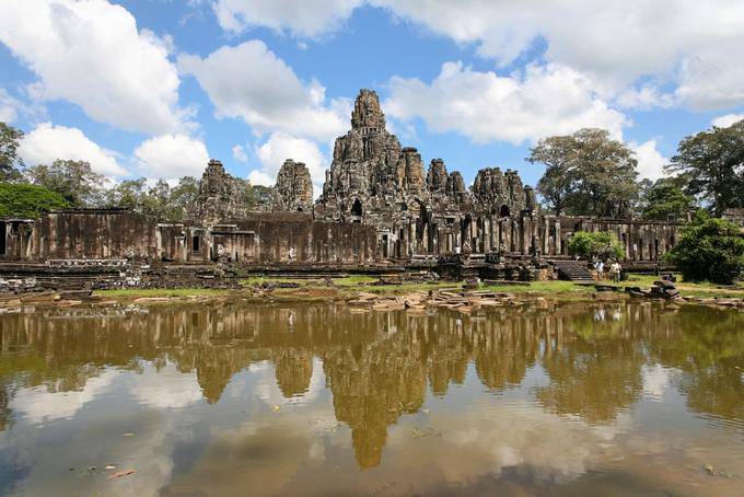 Il Angkor Thom Bayon sito riflessa nello stagno, Angkor, Cambogia