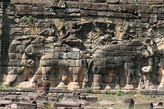 Seminterrato con elefanti e mahout guerra, Elephant Terrace, Angkor, Cambogia