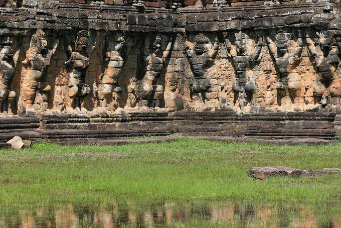 Muro del portico centrale con leoni preparati in Atlantis, Elephant Terrace, Angkor, Cambogia