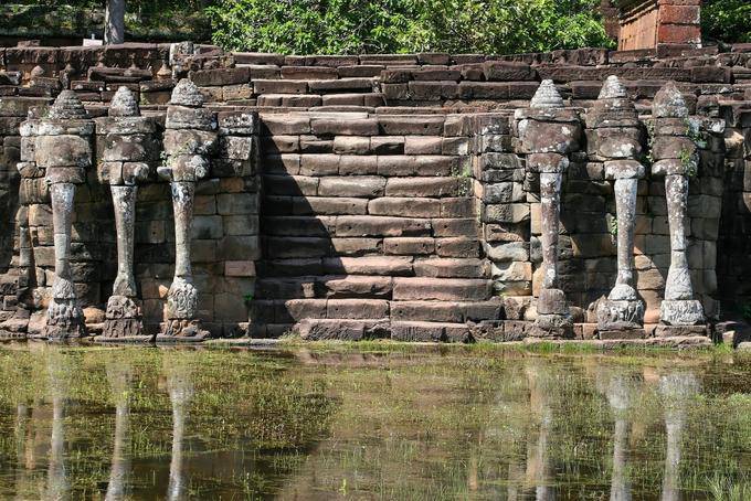 Scala rivestito con tre teste elefanti strappo loto, Elefanti Terrazza, Angkor, Cambogia
