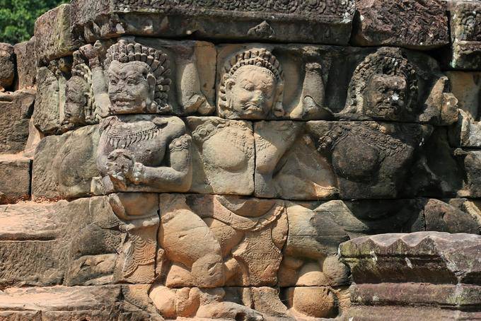 Garuda in posizione di Atlantide nella parete pannelli, elefanti Terrazza, Angkor, Cambogia
