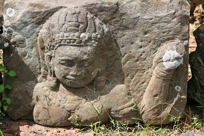 Frammento Scultura su una pietra collocata a terra, Elefanti Terrazza, Angkor, Cambogia