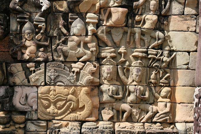 Particolare di sculture del primo piano interrato, Elefanti terrazza, Angkor, Cambogia