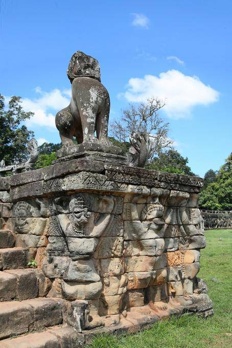 Lion-keeper sostenuta da Garuda in Atlantis, Elephant Terrace, Angkor, Cambogia