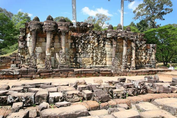 Muro della terrazza superiore ornata elefante con tre teste, Elephant Terrazza, Angkor, Cambogia