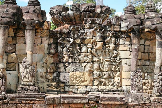 Zoom sul muro della terrazza superiore e sculture, Elefanti terrazza, Angkor, Cambogia