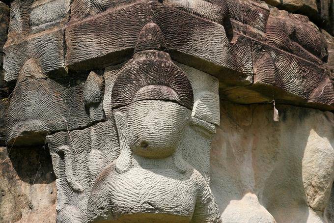Tracce di scalpello dello scultore, Terrazza del Re lebbroso, Angkor Thom, Angkor, Cambogia