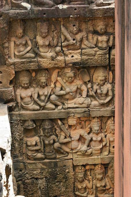 Fregio Rilievo con le donne e gli uomini armati, Terrazza del Re Lebbroso, Angkor, Cambogia