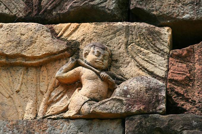 Frammento di un altorilievo che mostra un maneggio carattere, Terrazza del Re Lebbroso, Angkor, Cambogia