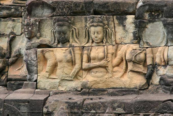 Donne seduti, sollievo ricostituito, Terrazza del Re lebbroso, Angkor Thom, Angkor, Cambogia