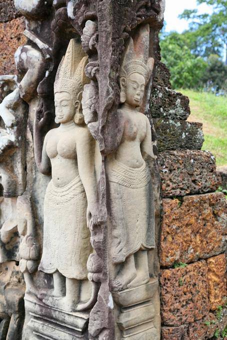 Devatas ripristinati in un angolo della Terrazza del Re lebbroso-Thom, Angkor, Cambogia
