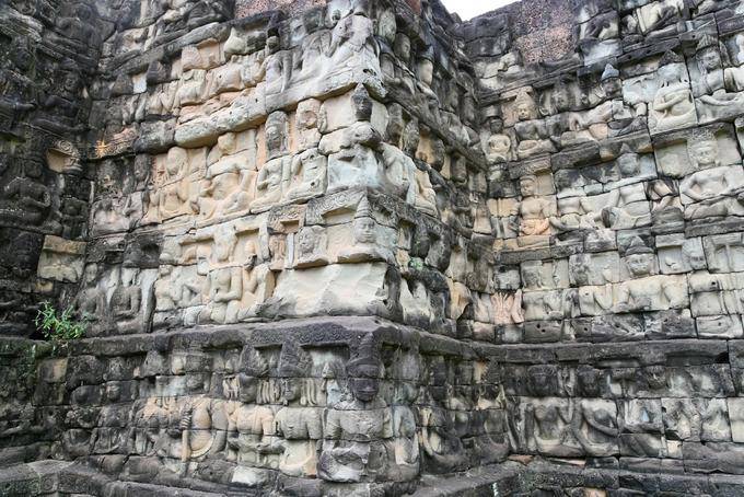Vista del altorilievo muro scolpito, Terrazza del Re lebbroso, Angkor Thom, Angkor, Cambogia