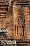 Devata mattone sul vicino tempio Baksei Chamkrong, Cambogia.